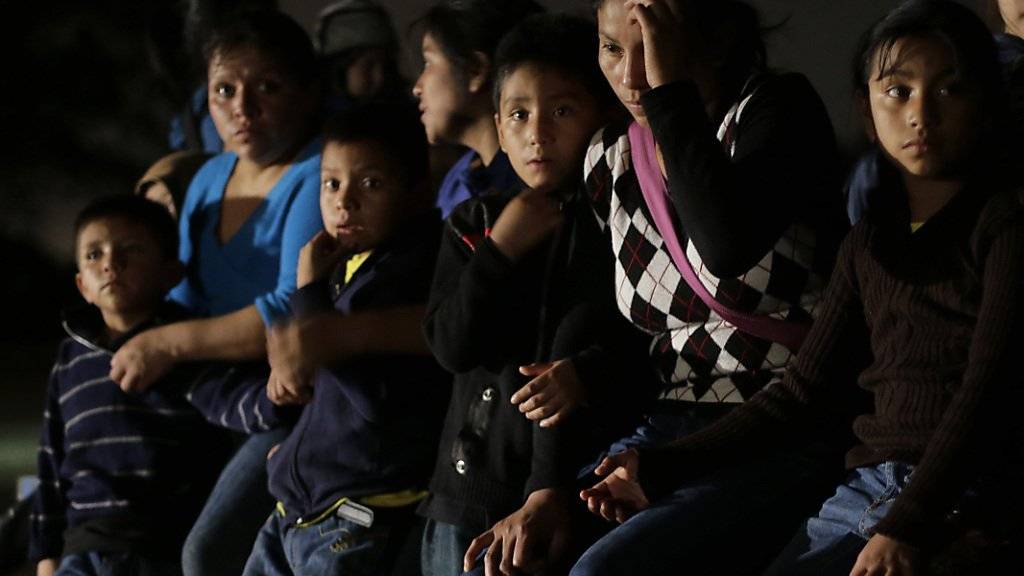 Flüchtlinge aus Honduras und El Salvador nach ihrer Festnahme in Texas: Die Zahl der minderjährigen Immigranten an der US-Grenze hat zugenommen. (Archivbild)