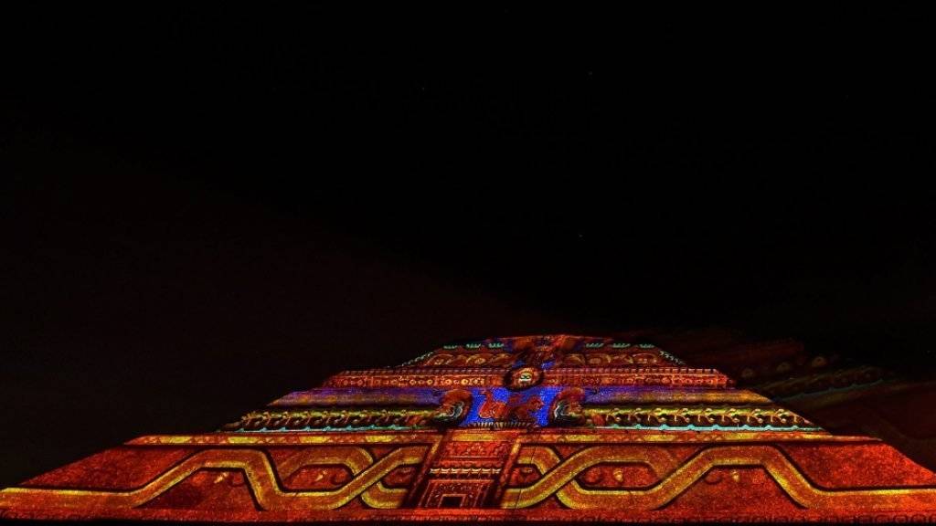 Nächtliches Licht-Schauspiel auf der Sonnenpyramide von Teotihuacán