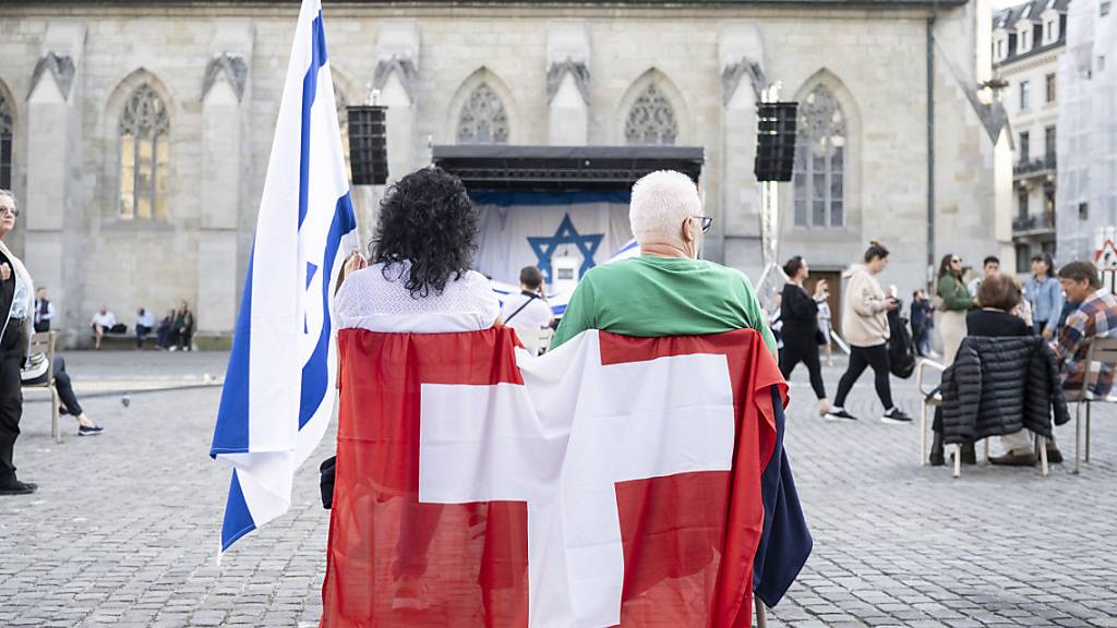 Schweizer und Israel-Fahnen auf dem Münsterhof in Zürich.
