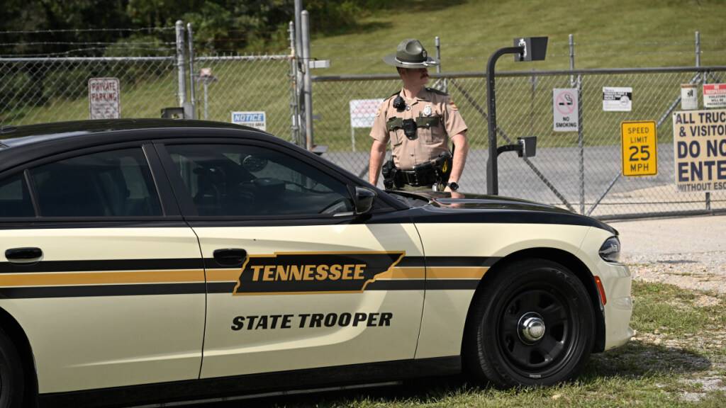 Ein Polizist des Bundesstaates Tennessee steht am Eingang des Sprengstoffwerks Accurate Energetic Systems Wache. Foto: John Amis/FR69715 AP/AP/dpa