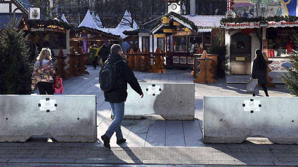 Der Weihnachtsmarkt auf dem Berlin Breitscheidplatz, ein Jahr nach dem Anschlag. Neu sind die Betonteile, die eine Durchfahrt mit einem Fahrzeug verhindern