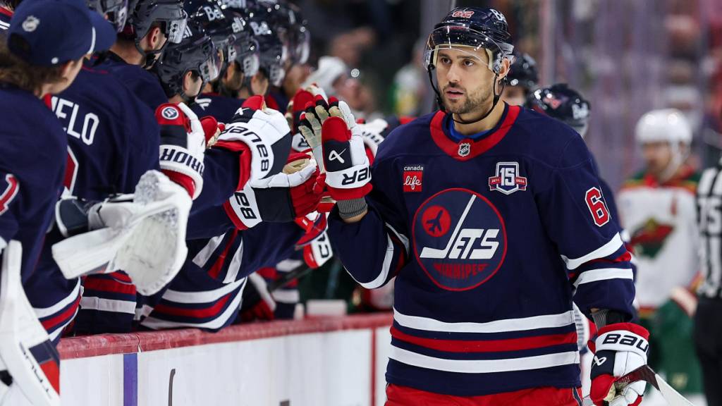 Lässt sich von seinen Teamkollegen als Torschütze feiern: Nino Niederreiter