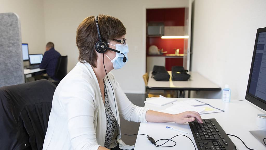 Eine Frau arbeitet im Contact Tracing Zentrum des Kantons Bern. (Symbolbild)