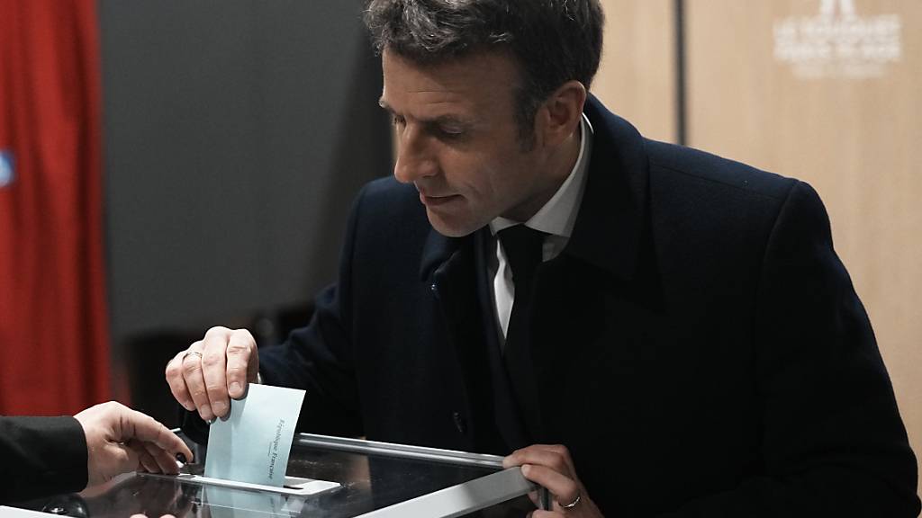 Emmanuel Macron gibt seine Stimme im nordfranzösischen Badeort Le Touquet-Paris-Plage ab. Foto: Thibault Camus/AP/dpa