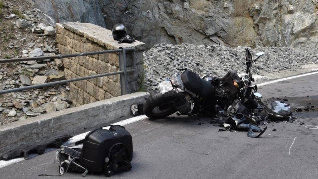 Der kanadische Motorradfahrer prallte mit grosser Wucht in das entgegenkommende Auto.