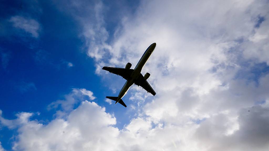 ARCHIV - Symbolbild: Ein Flugzeug in der Luft. Foto: Julian Stratenschulte/dpa