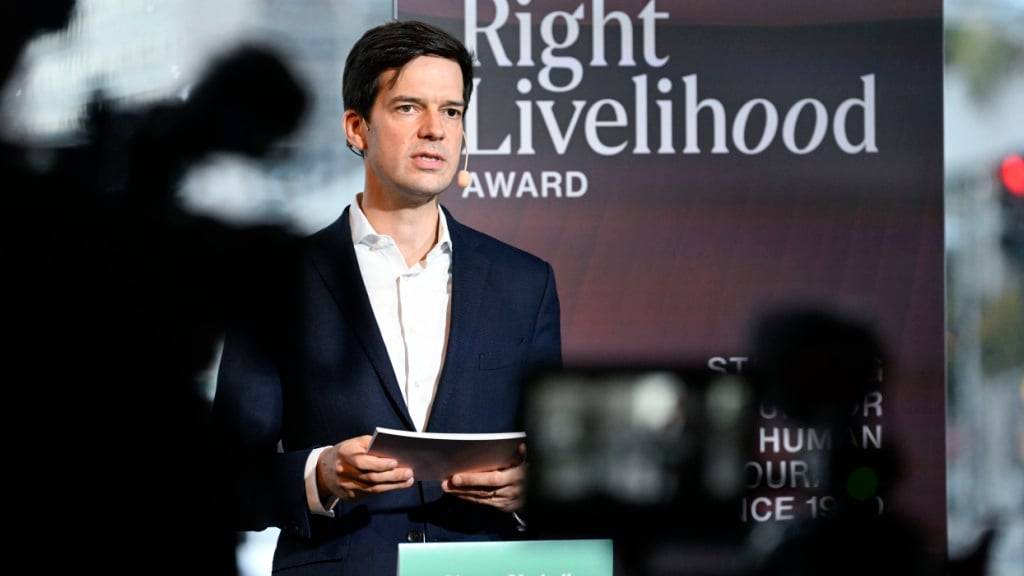ARCHIV - Ole von Uexküll, Direktor der Right Livelihood Foundation, verkündet die Preisträger des Right Livelihood Award während einer Pressekonferenz im Kulturhaus in Stockholm. Foto: Jessica Gow/TT NEWS AGENCY/dpa