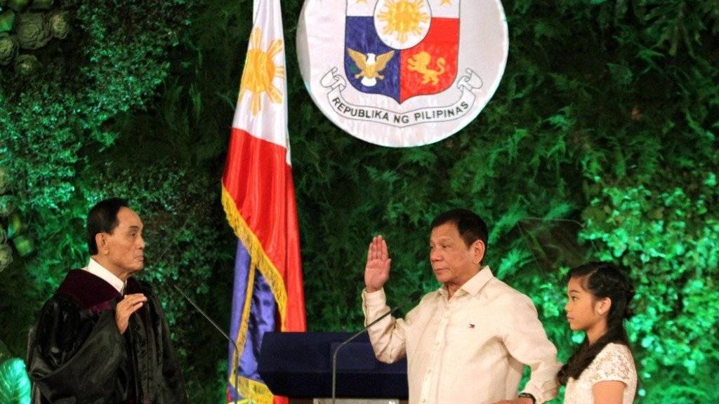 Rodrigo Duterte legte am Donnerstag in Manila den Amtseid ab.
