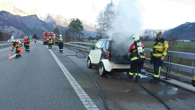 Smart fängt Feuer auf der Autobahn A3
