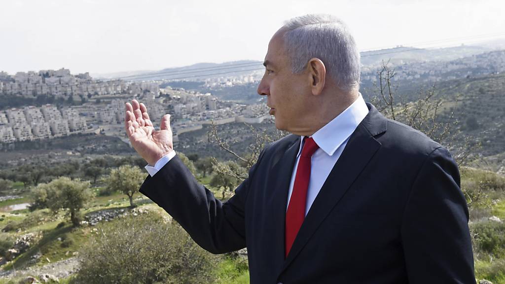 ARCHIV - Der israelische Ministerpräsident Benjamin Netanjahu das Gebiet, in dem in der ostjerusalemischen Siedlung Har Homa ein neues Stadtviertel gebaut werden soll. Foto: Debbie Hill/Pool UPI/dpa
