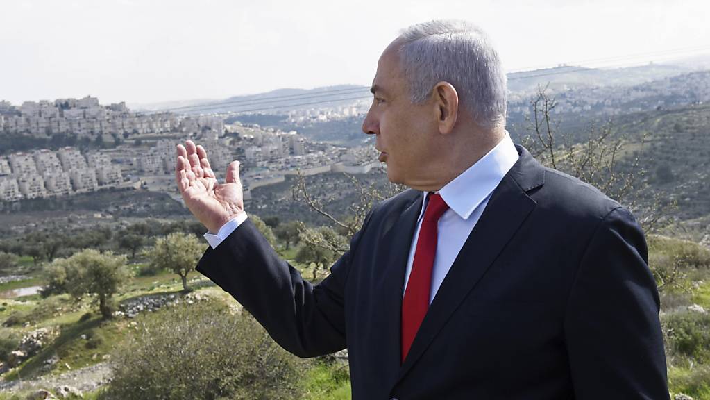 ARCHIV - Der israelische Ministerpräsident Benjamin Netanjahu das Gebiet, in dem in der ostjerusalemischen Siedlung Har Homa ein neues Stadtviertel gebaut werden soll. Foto: Debbie Hill/Pool UPI/dpa