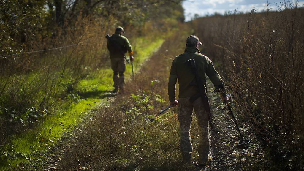 Ukrainische Soldaten suchen nach Minen. Die Schweiz stellt in den Jahren 2024 bis 2027 insgesamt 100 Millionen Franken für die humanitäre Minenräumung bereit. (Archivbild)