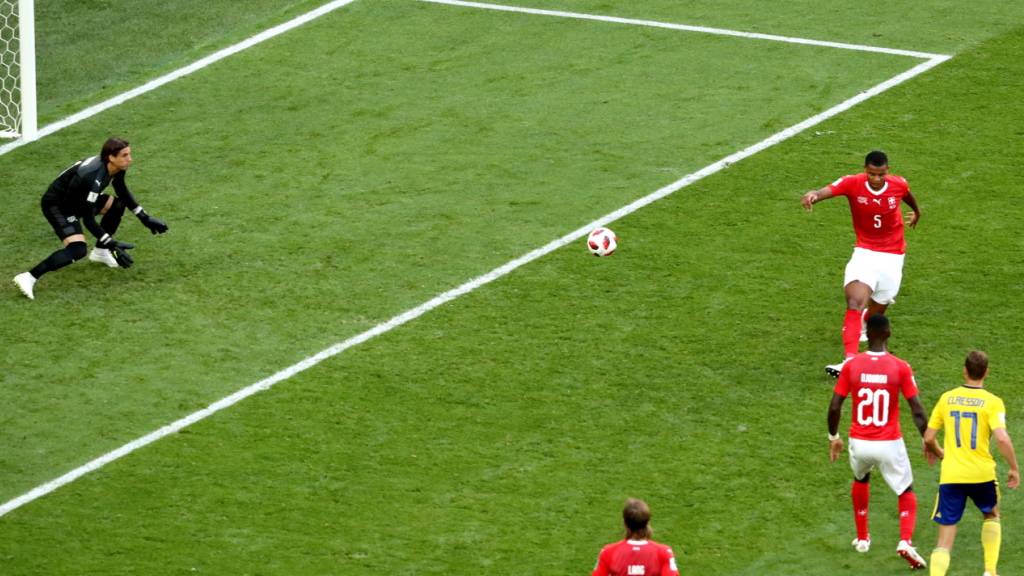 Via Manuel Akanji landet der Ball im Tor der Schweizer, die den WM-Achtelfinal 2018 gegen Schweden 0:1 verlieren