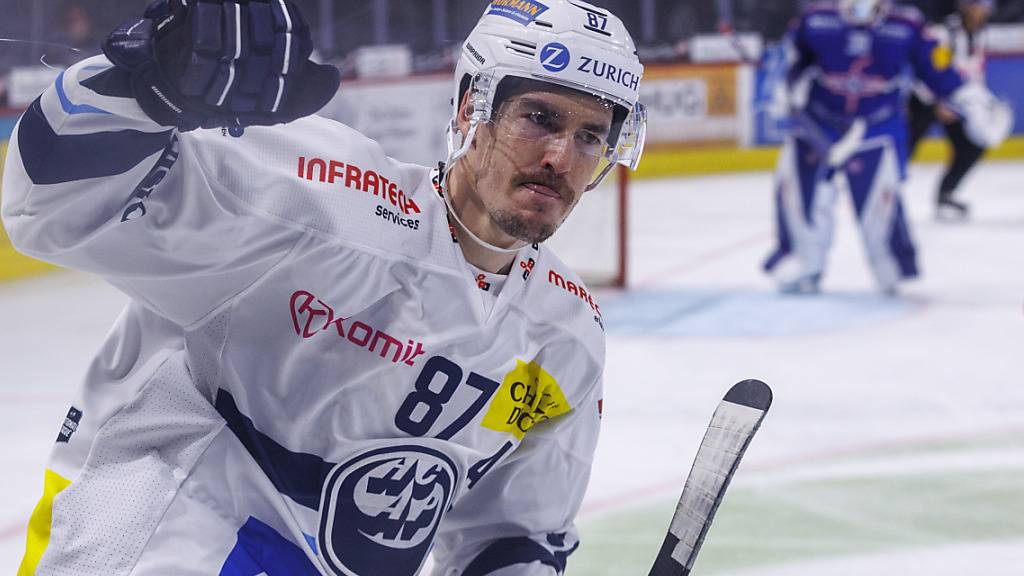 Ambri-Stürmer Dario Bürgler feiert seinen Penalty-Treffer zum 1:1 gegen Kloten
