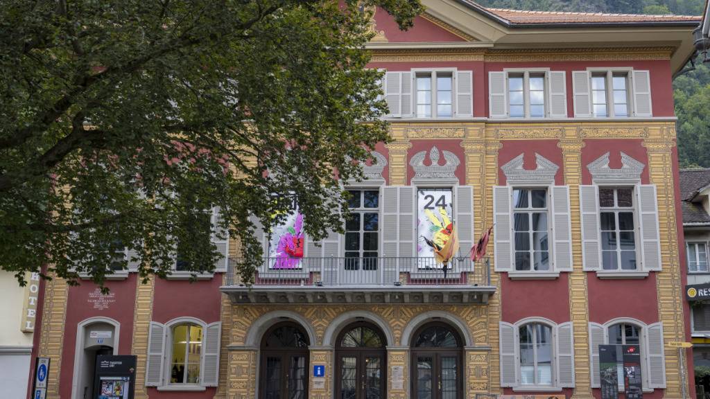 Das Theater Uri in Altdorf UR wird in den nächsten Wochen und Monaten wegen Sanierungsarbeiten mit einem Notdach weit herum zu sehen sein. (Archivfoto)