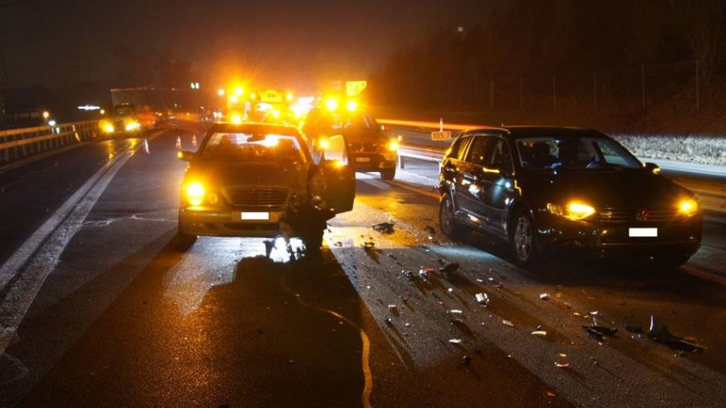 Eine Auffahrkollision stand am Anfang einer Unfallserie auf der Autobahn A4. (Bild Zuger Polizei)