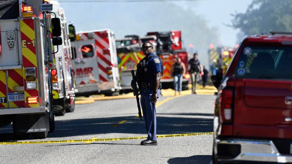 dpatopbilder - Ein Michigan State Trooper steht an der McCandlish Road in der Nähe einer Kirche in Grand Blanc. Bei Schüssen in einer Kirche in den USA hat es nach Polizeiangaben mehrere Opfer gegeben. Foto: Jose Juarez/FR171038 AP/AP/dpa