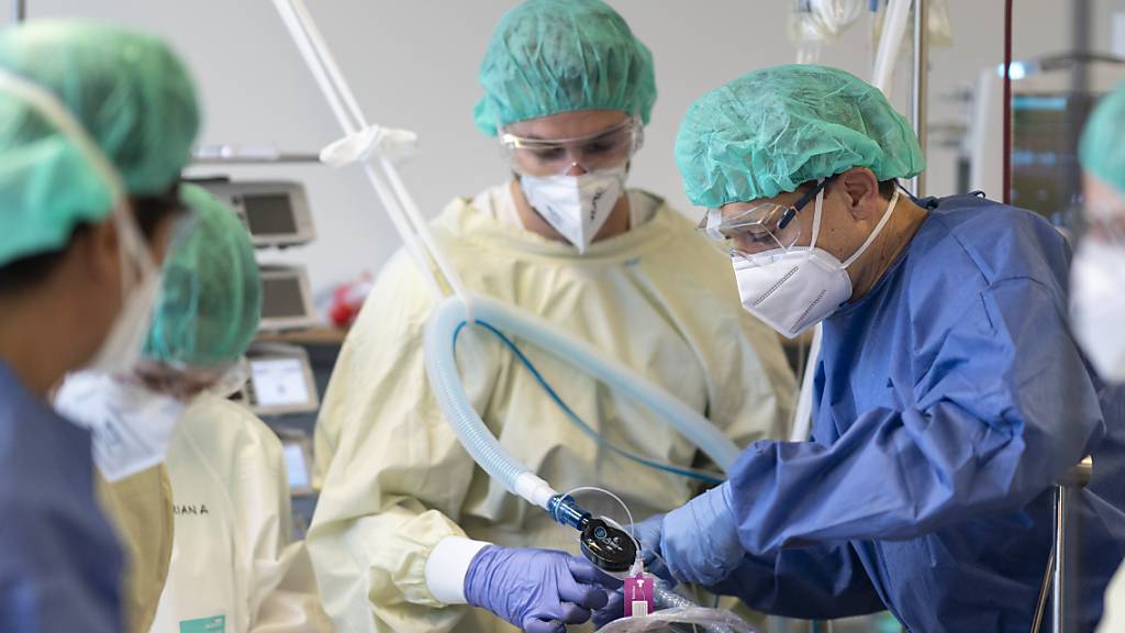 Das Vertrauen ins Schweizer Gesundheitssystem ist noch da, aber ein Jahr Corona-Pandemie haben auch Mängel gezeigt. Im Bild Covid-19-Patient im Stadtspital Triemli in Zürich (Dezember 2020).