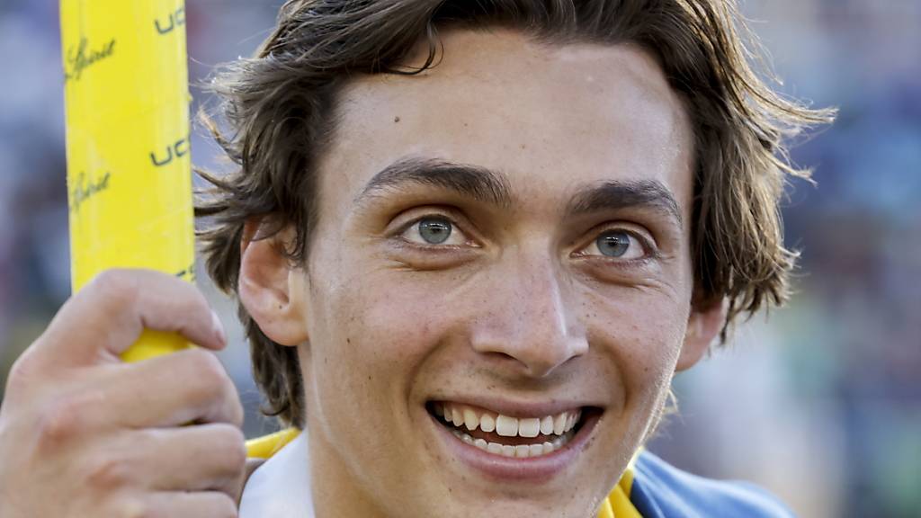Armand Duplantis strahlt: Wieder Weltrekord