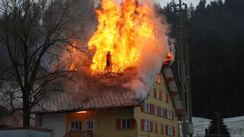 Flammen fressen sich durchs Dach eines Hauses in Marbach LU.
