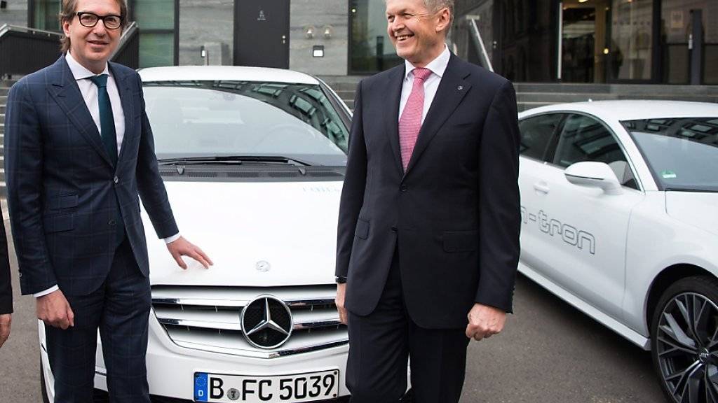Thomas Weber (rechts), Entwicklungsvorstand beim Autohersteller Daimler, kündigt neues Langstrecken-Elektroauto an. (Archivbild)