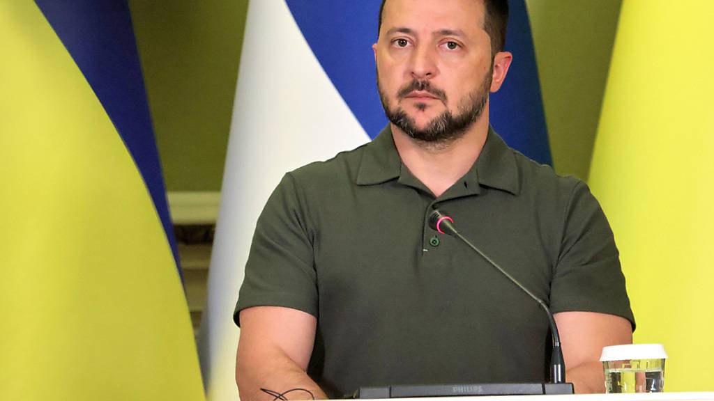 Der ukrainische Präsident Wolodymyr Selenskyj drängt zur Eile für einen Einsatz der Kampfjets vom Typ F-16 gegen die russische Aggression. Foto: -/Ukrinform/dpa
