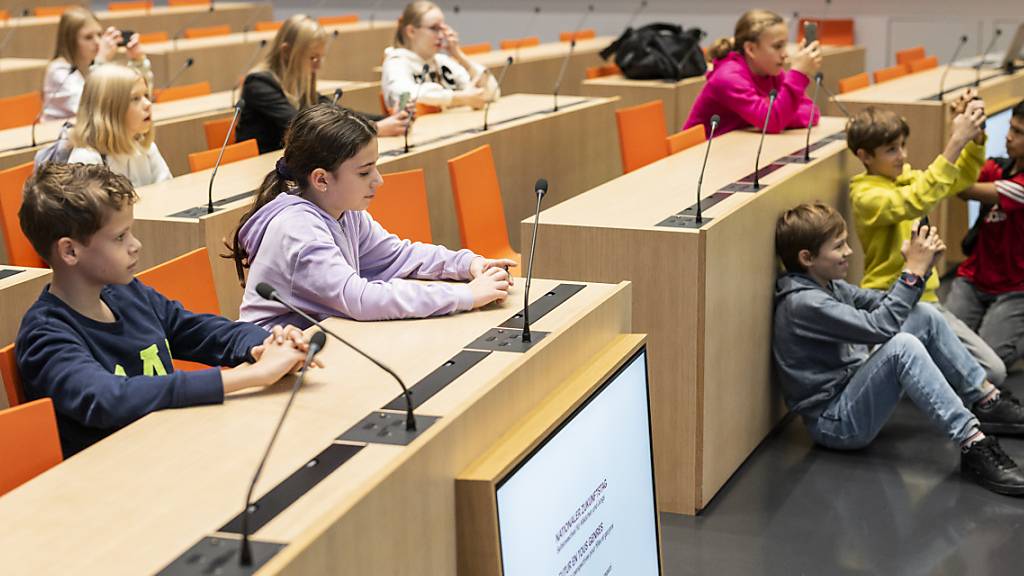 Mädchen und Buben beim Zukunftstag im letzten Jahr bei einer «Medienkonferenz» im Medienzentrum des Bundeshauses. (Archivbild)