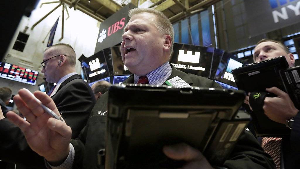 Viel Hektik, grosse Volatilität: Der Dow Jones bewegte sich am Tag nach dem Crash sprunghaft, macht aber zu Handelsschluss einen grossen Sprung nach oben.