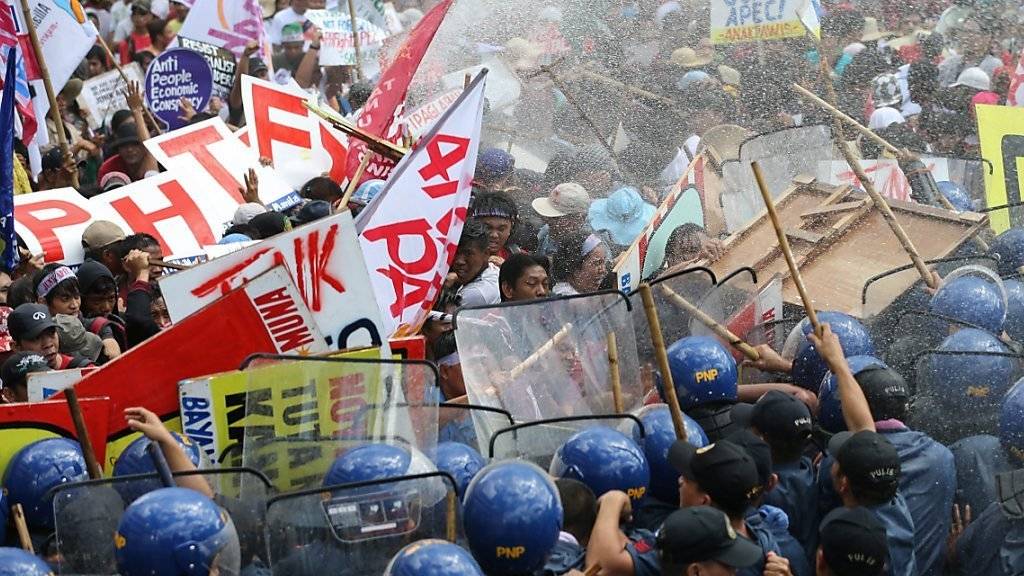 Die Polizei setzte in Manila Wasserwerfer gegen die Demonstranten ein.