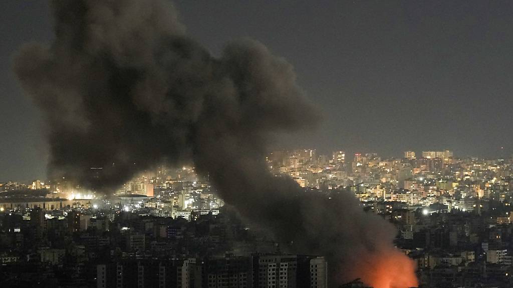 Flammen und Rauch steigen nach einem israelischen Luftangriff aus dem südlichen Vorort Dahiyeh auf. Foto: Bilal Hussein/AP/dpa