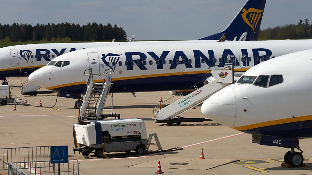 Ryanair rechnet wegen der Coronakrise mit einem Passagiereinbruch um ein Drittel im laufenden Geschäftsjahr, das bis Ende März 2021 dauert. (Archivbild)