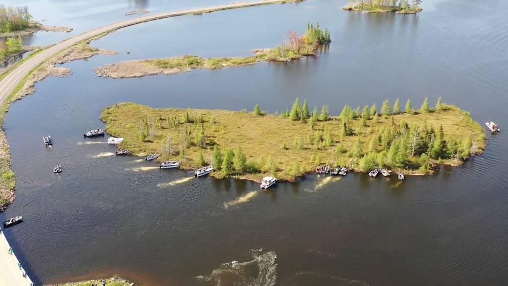 Motorboote verschieben ganze Insel auf dem Lake Wisconsin