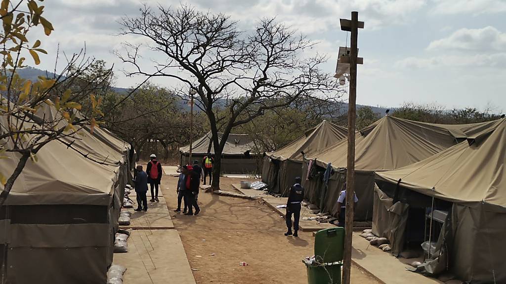 Nach Angaben der Polizei wurden 95 libysche Staatsangehörige verhaftet, die im Verdacht stehen, in einem geheimen Militärlager im Norden Südafrikas ausgebildet worden zu sein. Foto: Bulelwa Maphanga/AP/dpa