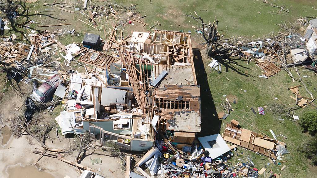 Ein Haus wird  in der Nähe von Andover, Kansas, von einem möglichen Tornado zerstört. Drei Meteorologie-Studenten sind auf dem Weg von einer Sturmverfolgungsfahrt im US-Bundesstaat Kansas tödlich verunglückt. Foto: Jaime Green/The Wichita Eagle/AP/dpa