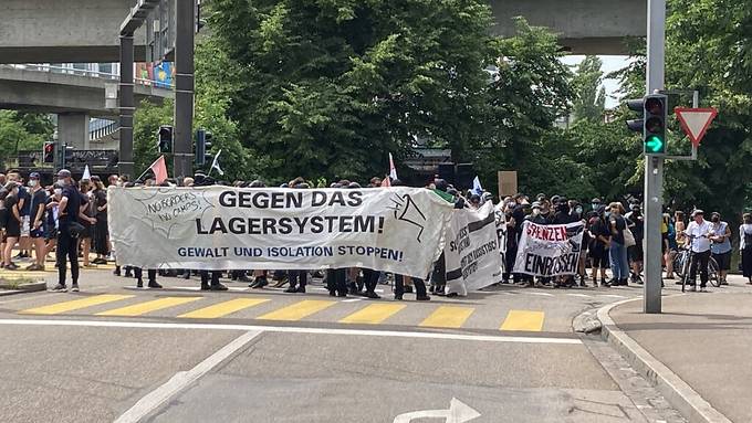 Polizei stoppt unbewilligten Demonstrationszug in Basel