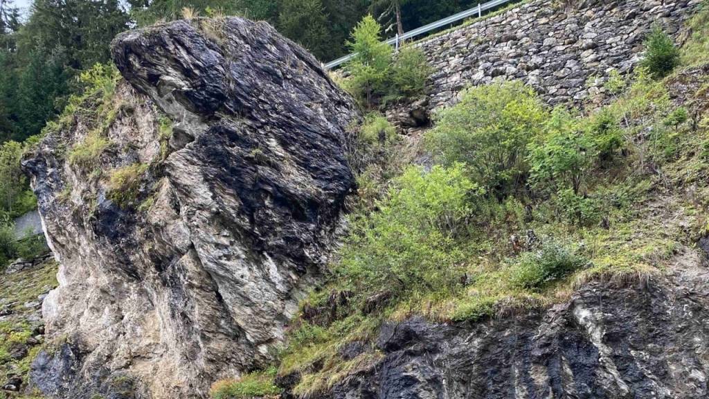 Niederschläge spülten mehrere Steine und Blöcke aus dem Fundament einer acht Meter hohen Stützmauer der Umbrailpasstrasse. Die Mauer droht zu kolabieren, die Strasse abzurutschen.