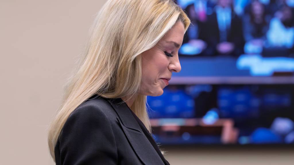 ARCHIV - US-Justizministerin Pam Bondi lächelt, als sie sich auf Fragen des Justizausschusses des Repräsentantenhauses über den Umgang des Justizministeriums mit den Akten des verurteilten Sexualstraftäters Epstein vorbereitet, die trotz Schwärzungsbemühungen sensible private Informationen über die Opfer preisgegeben haben. Foto: J. Scott Applewhite/AP/dpa