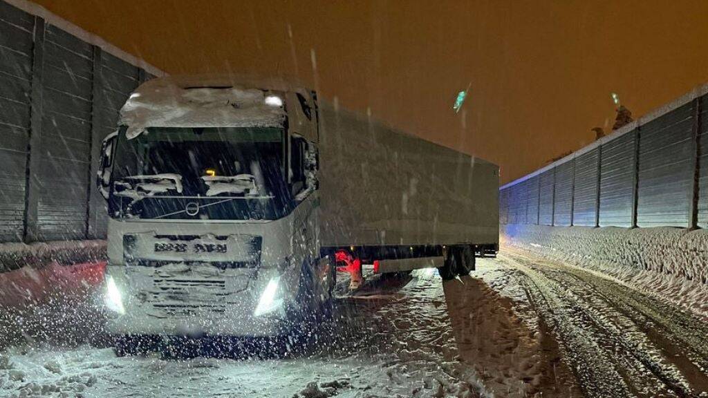 Ein Lastwagen ist auf der Autobahn in Emmen LU nicht mehr weiter gekommen.