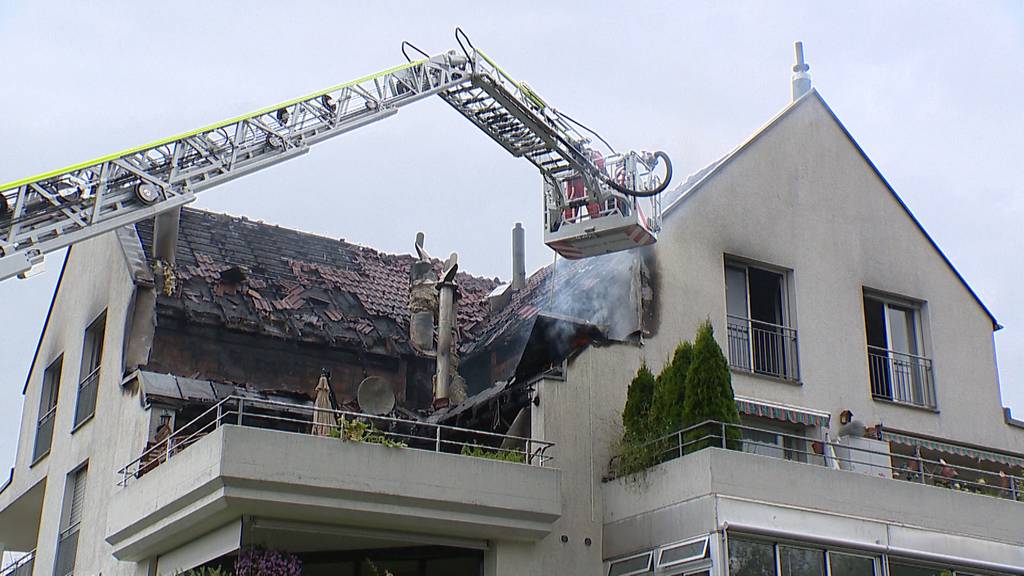 Obfelden (ZH): Grosseinsatz bei Brand in Mehrfamilienhaus