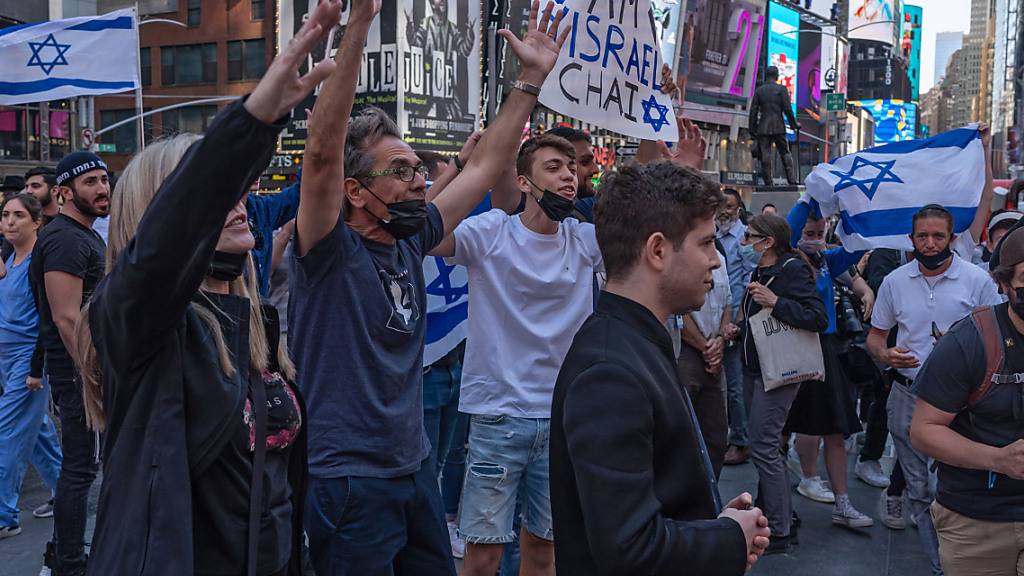 In New York gab es am Donnerstag sowohl Demonstrationen für Israel als auch zur Unterstützung der Palästinenser. Am Rande der Proteste kam es zu einer antisemitischen Attacke. Foto: Ron Adar/SOPA Images via ZUMA Wire/dpa