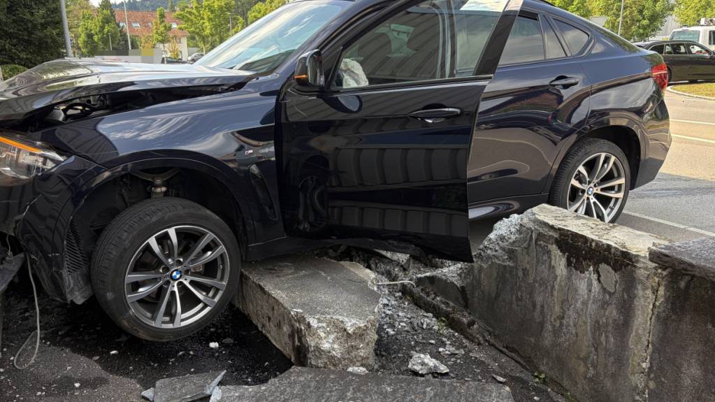 Erst eine Mauer stoppte die Flucht eines 41-jährigen Lenkers vor der Polizei.