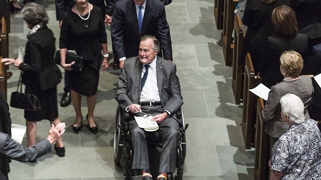 Wenige Tage nach dem Tod seiner langjährigen Ehefrau wird der ehemalige US-Präsident George H. W. Bush auf der Intensivstation eines Spitals behandelt. (Archivbild)