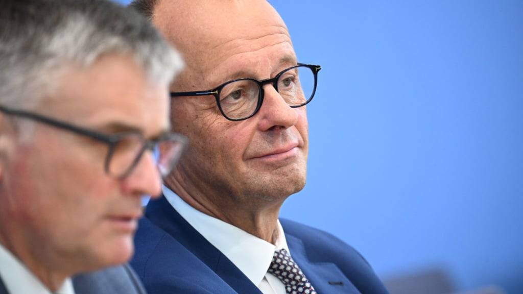 ARCHIV - Bundeskanzler Friedrich Merz (CDU, r) sitzt mit Stefan Kornelius, Sprecher der Bundesregierung, in der Bundespressekonferenz. Foto: Bernd von Jutrczenka/dpa/Archiv