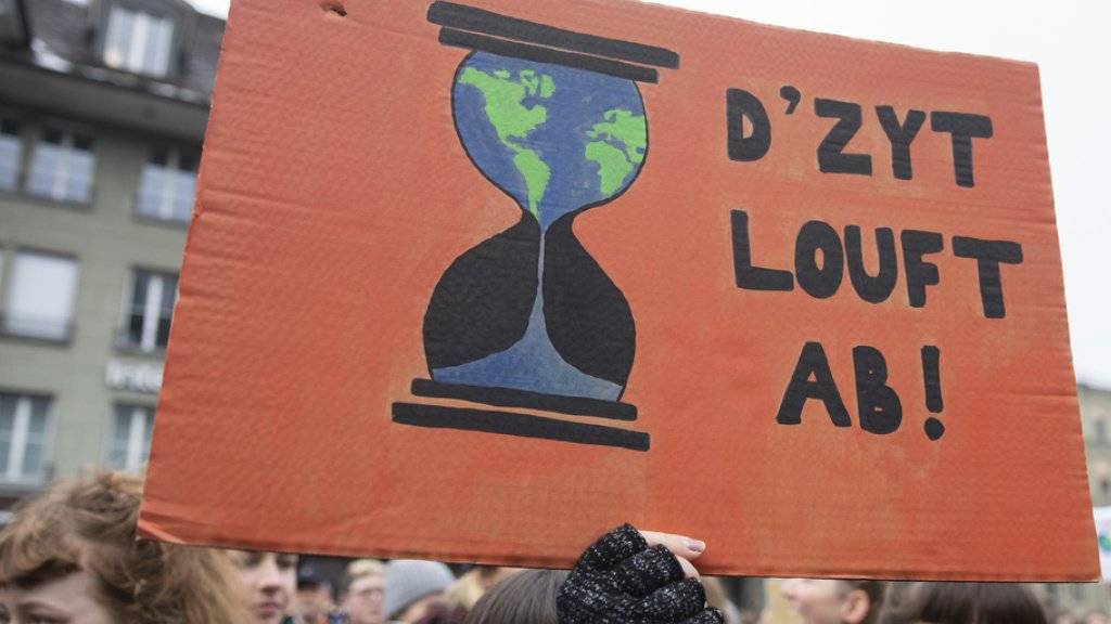 Klima-Demo in Bern im vergangenen Februar. Der Grosse Rat will Klima-Geschäfte künftig prioritär behandeln. (KEYSTONE/Peter Klaunzer)