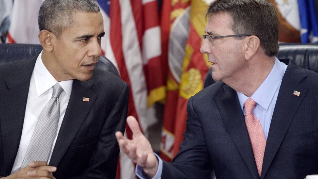 US-Präsident Barack Obama (links) mit seinem Verteidigungsminister Ashton Carter im Pentagon (Verteidigungsministerium).