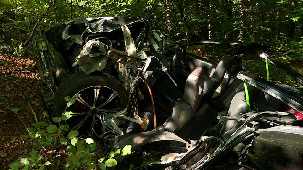 Auto kommt von Strasse ab und kracht in Baum – Fahrer stirbt
