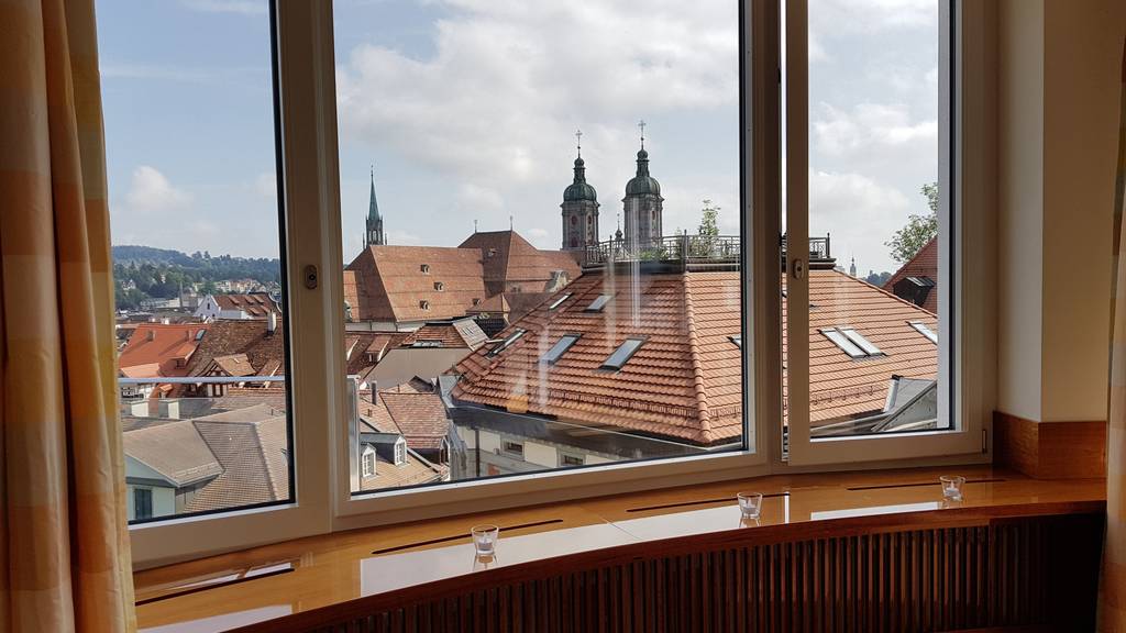 Die Türme der Kathedrale sind vom Bett aus zu sehen. (Bild: Lara Abderhalden)