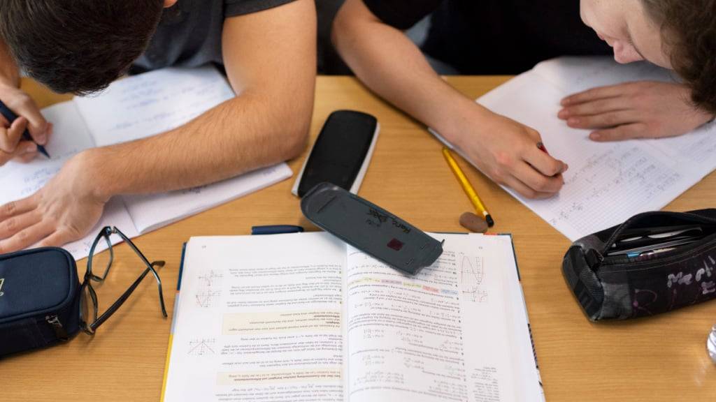 Der Kanton Zug lanciert ein Förderprogramm für Sekundarschülerinnen und Sekundarschüler mit geringen familiären Unterstützungsmöglichkeiten. (Symbolbild)