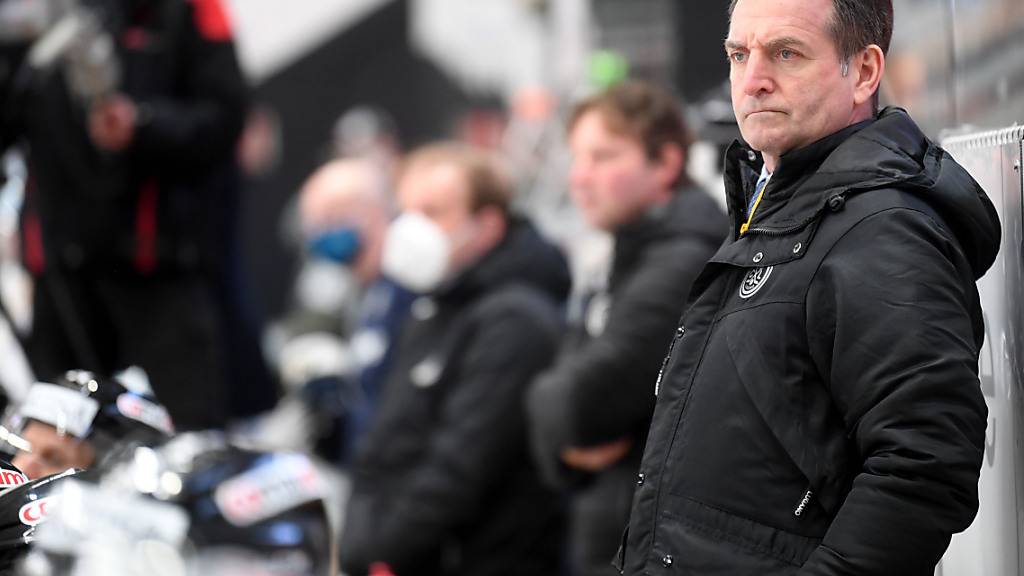 Zugs Head Coach Serge Pelletier trotz Auswärtssieg mit kritischem Blick.