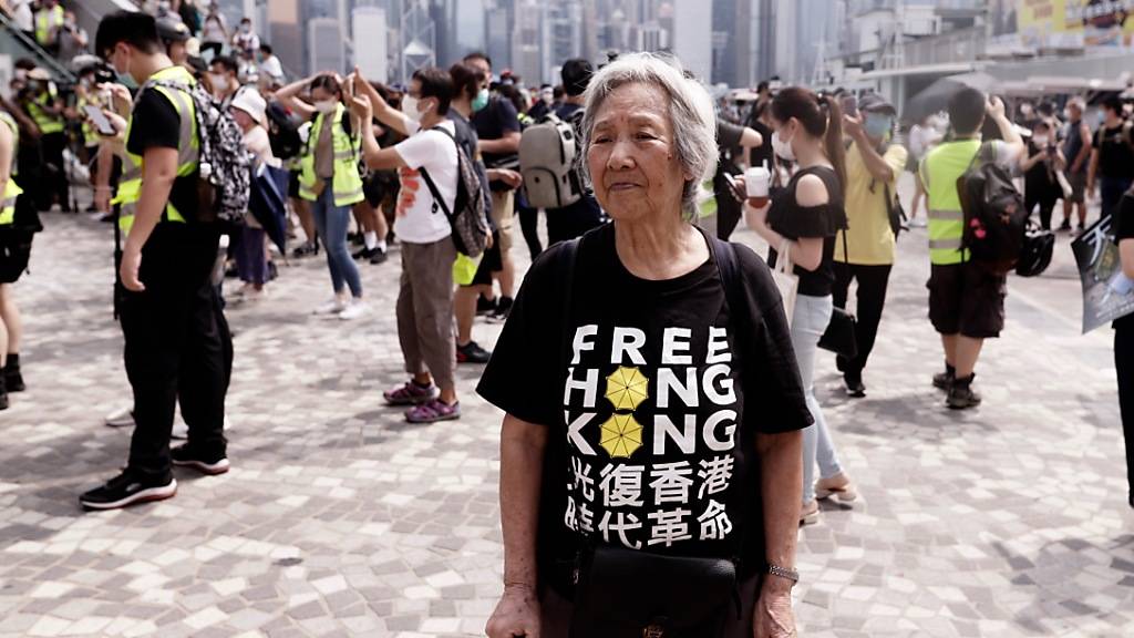 Eine ältere Frau bei einer Protestveranstaltung in Hongkong. Foto: Liau Chung-Ren/ZUMA Wire/dpa